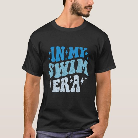 In mijn zwemtijd Grappig Zomer Zwemmen Groovy T-shirt (Voorkant)