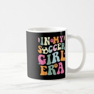 In M'n Voetbalmeisjes Era Retro Groovy Voetbalmeis Koffiemok