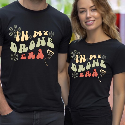 In My Drone Era aangepaste tekst op rug T-shirt