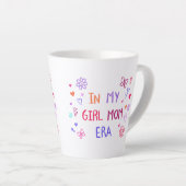  in my girl mom era CRAYON  Latte Mok (Rechterhoek)