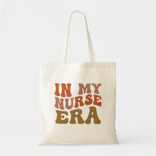 In My Nurse Era Retro Golvende Typografie Tote Bag