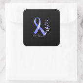 In november Draag we Periwinkle Ribbon Stomach Can Vierkante Sticker (Tas)