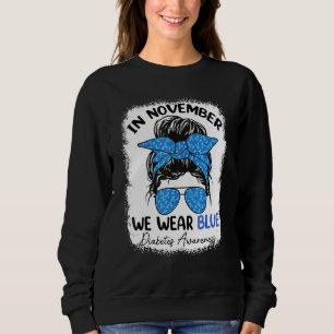 In november dragen we blauwe rommelige knot haar d trui