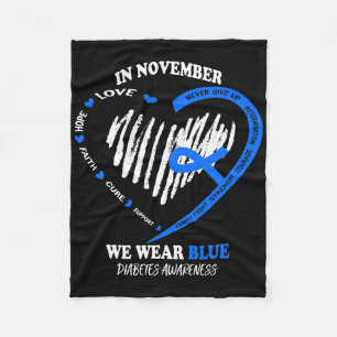 In November dragen we een blauwe rommelige knot Di Fleece Deken
