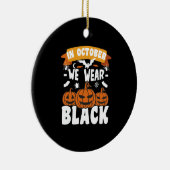 In oktober Draag we Black Funny Halloween Keramisch Ornament (Rechts)