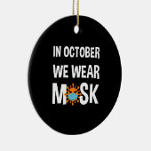 In oktober Draag we Mask Funny Halloween Costume Keramisch Ornament (Rechts)