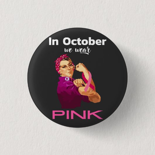 In oktober draag we Rosie de riveter T-S Ronde Button 3,2 Cm (Voorkant)