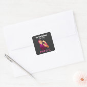 In oktober draag we Rosie de riveter Vierkante Sticker (Envelop)