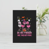 In oktober Draag we roze Flamingo Halloween Breast Kaart (Staand voorkant)