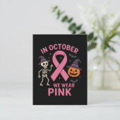 In oktober Draag we roze halloween borstkanker Feestdagenkaart (Staand voorkant)