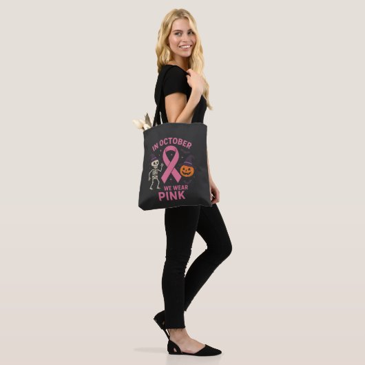 In oktober Draag we roze Halloweenborst Tote Bag (Op model)