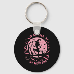 In oktober Draag we roze heks halloween breast can Sleutelhanger
