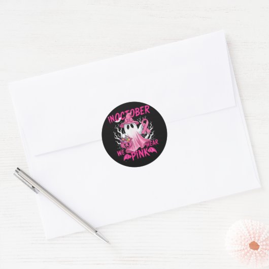 In oktober Draag we roze Shirt borstkankerwaren Ronde Sticker (Envelop)