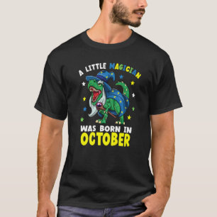 In oktober werd een kleine magiër geboren t-shirt