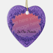 In ons hart gedenken we het Paarse Damask Keramisch Ornament (Rechts)