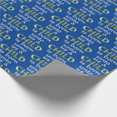 In ons wordt een kind gebondend met pakpapier (Hoek)