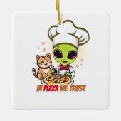 In Pizza We Trust Alien Chef Art Keramisch Ornament (Voorkant)