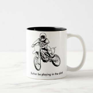 In plaats daarvan in het vuil spelen (zwart-wit) tweekleurige koffiemok