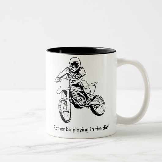 In plaats daarvan in het vuil spelen (zwart-wit) tweekleurige koffiemok (Rechts)