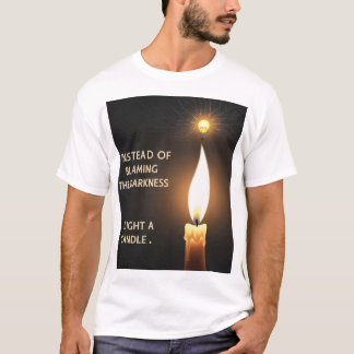 "In plaats van duisternis, licht een kaars" Minima T-shirt