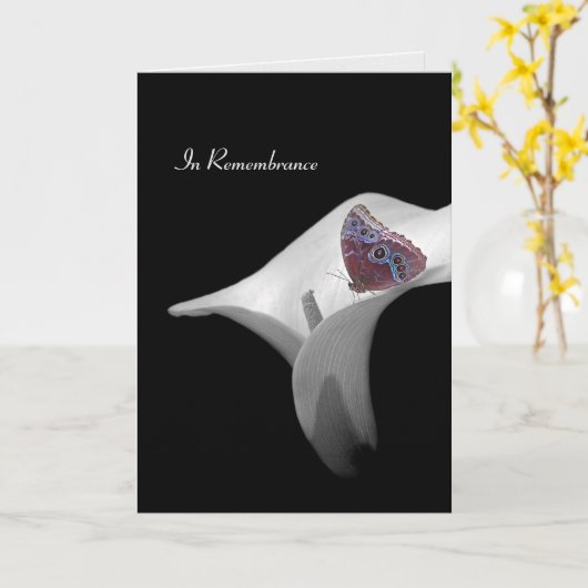 In Rembrance vlinder op witte calla lily Kaart (Gele Bloem)