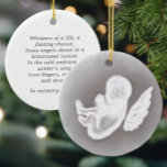 In Remembrance Miskraam Gedicht Snow Angel Keramisch Ornament<br><div class="desc">Een mooi geschenk om een kleine engel te herinneren. Met een met de hand geïllustreerde sneeuwengelenafbeelding en een oprecht gedicht op de achterkant maken deze ornamenten doordachte geschenken.</div>