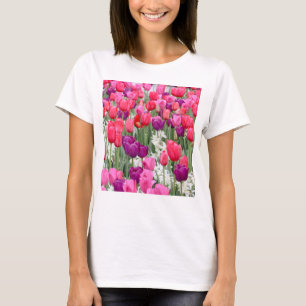 in roze bloemblaadjes t-shirt