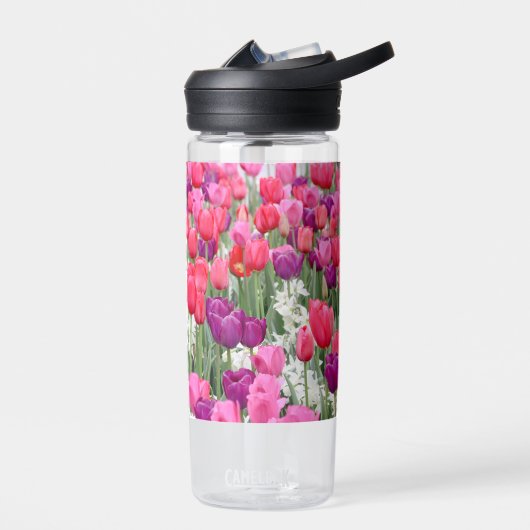 in roze bloemblaadjes waterfles (Links)