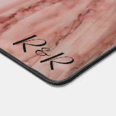 in roze bureaumat (Hoek)