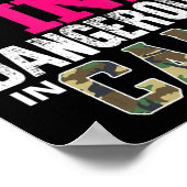  in roze gevaarlijk in camojachtmeisje poster (Hoek)