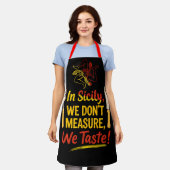 In Sicilië meten we onze smaak niet! Schort (Gedragen)