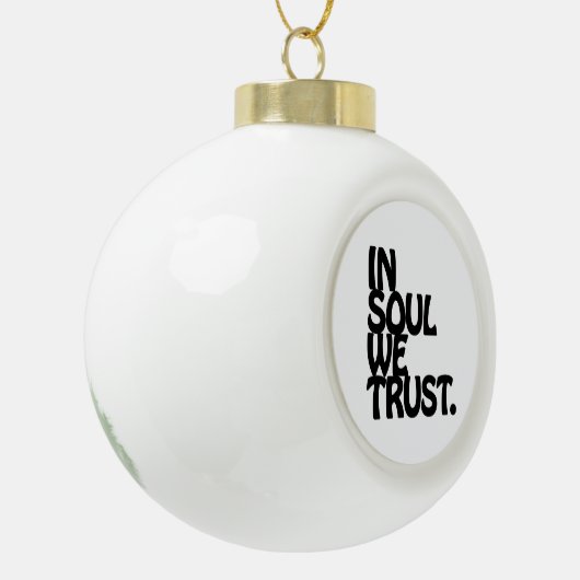 In Soul vertrouwen we. Keramische Bal Ornament (Links)