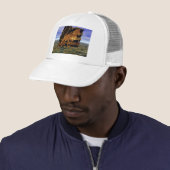 In steen gehouwen trucker pet (In situ)