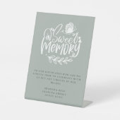 In Sweet Memory Script Memorial Wedding Sage Green Reclamebord Met Voetstuk (Voorkant)