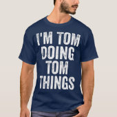 In Tom Doing Tom Things Grappige gepersonaliseerde T-shirt (Voorkant)