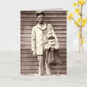 In uniform Brievenbesteller met Baby in Postzak Kaart (Gele Bloem)