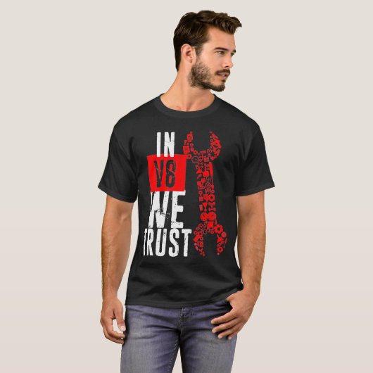 In V8 Vertrouwen we Funny nood Mechanic Pap T-shirt (Voorkant volledig)