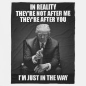 IN WERKELIJKHEID ZITTEN ZE ACHTER JE AAN FLEECE DEKEN (Voorkant)