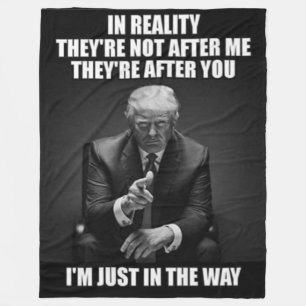 IN WERKELIJKHEID ZITTEN ZE ACHTER JE AAN FLEECE DEKEN