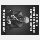 IN WERKELIJKHEID ZITTEN ZE ACHTER JE AAN FLEECE DEKEN (Voorkant (Horizontaal))