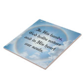 In zijn handen tegeltje (Zijkant)