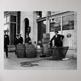 Inbeslagneming van illegale drank, 1923. Oude foto Poster
