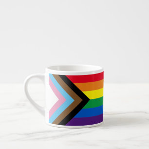 Inclusief vlag voor homodiversiteit bij regenboogb espresso kop