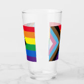 Inclusief vlag voor homodiversiteit bij regenboogb glas (Links)