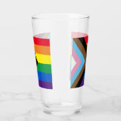 Inclusief vlag voor homodiversiteit bij regenboogb glas (Rechts)