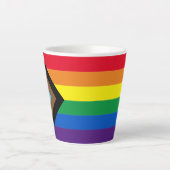 Inclusief vlag voor homodiversiteit bij regenboogb latte mok (Voorkant)