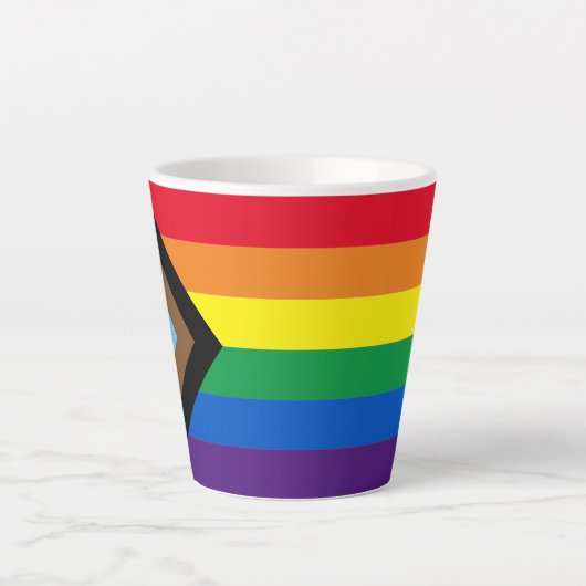 Inclusief vlag voor homodiversiteit bij regenboogb latte mok (Voorkant)