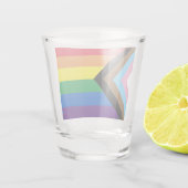 Inclusief vlag voor homodiversiteit bij regenboogb shot glas (Achterkant)