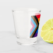 Inclusief vlag voor homodiversiteit bij regenboogb shot glas (Links)