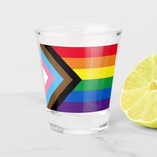 Inclusief vlag voor homodiversiteit bij regenboogb shot glas (Voorkant)